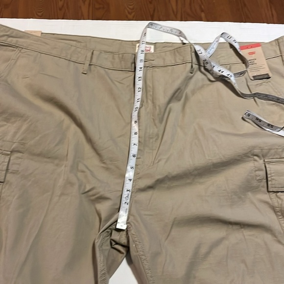 NWT-Levi’s-469 carrier cargo shorts-54-Tan-big and tall-sits below waist shorts. - Picture 15 of 16